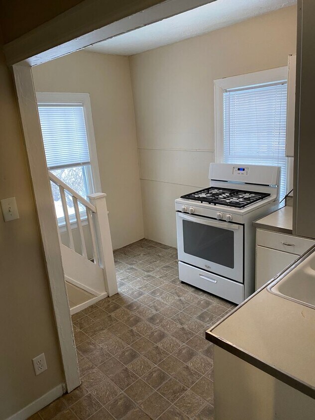 27172719 11th Ave Unit 2719 11th Ave. C, Moline, IL 61265 Room for