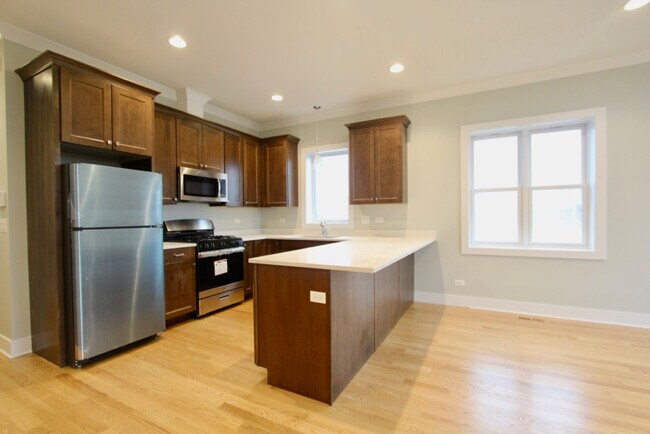 Foto del edificio - 5673 W Higgins Ave