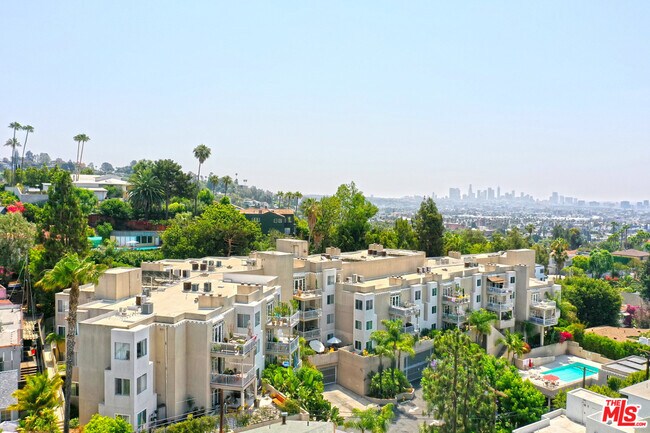 Foto del edificio - 2222 N Beachwood Dr