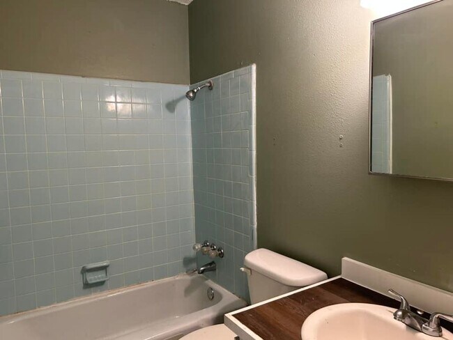 Building Photo - 3 bedroom 1.5 bath home available for rent