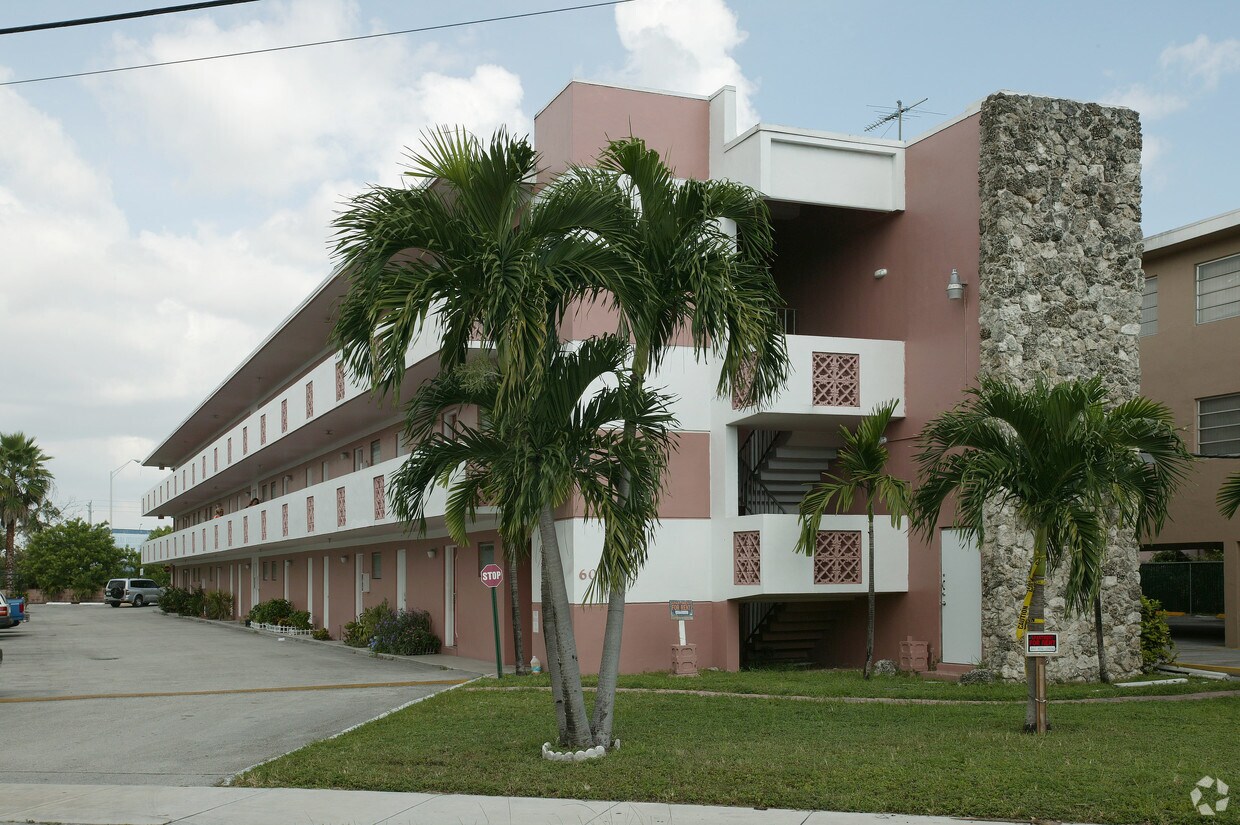 Building Photo - 601 S Royal Poinciana Blvd