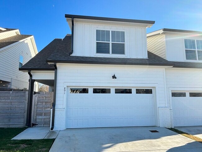 Building Photo - Robinson Rowhouses unit with 2 car garage!