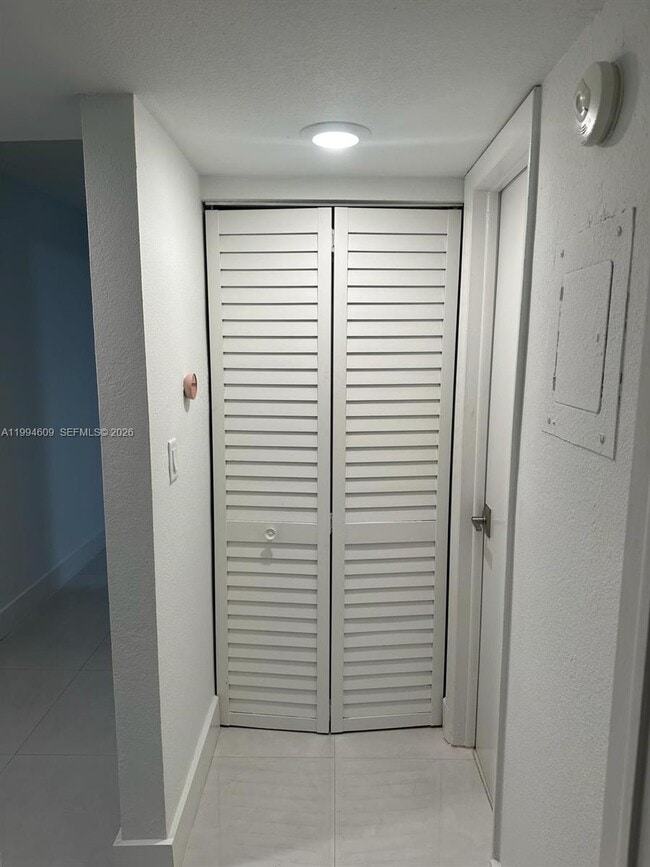 Foto del edificio - 8794 SW 12th St