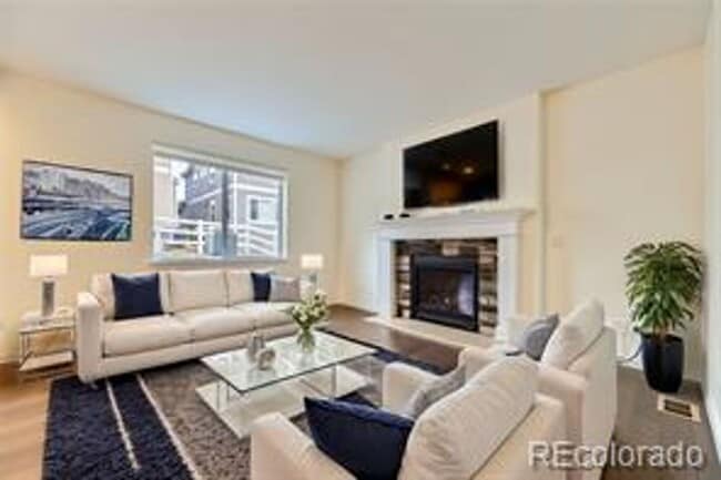 Building Photo - Spacious 3 bed 3 bath 2-story comfortable ...