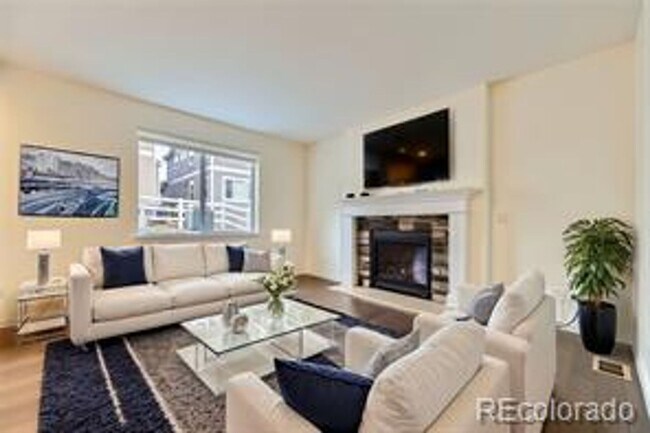 Foto del edificio - Spacious 3 bed 3 bath 2-story comfortable ...