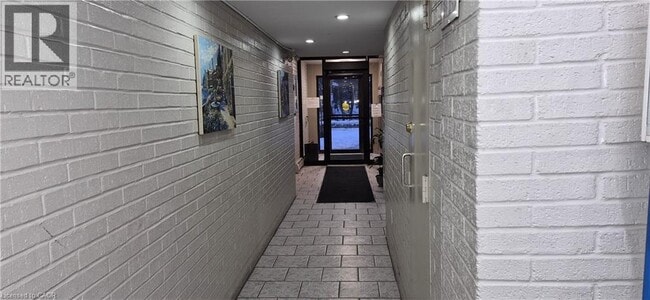 Photo du bâtiment - 2373 King St E