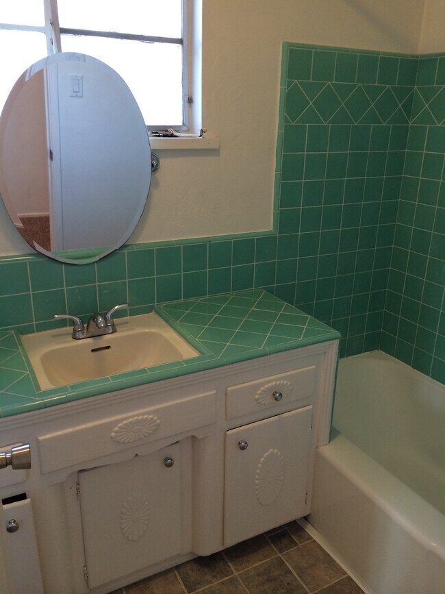 Foto del edificio - 3 Bed / 1 Bath Home Near Bakersfield College – $1,725 + Deposit