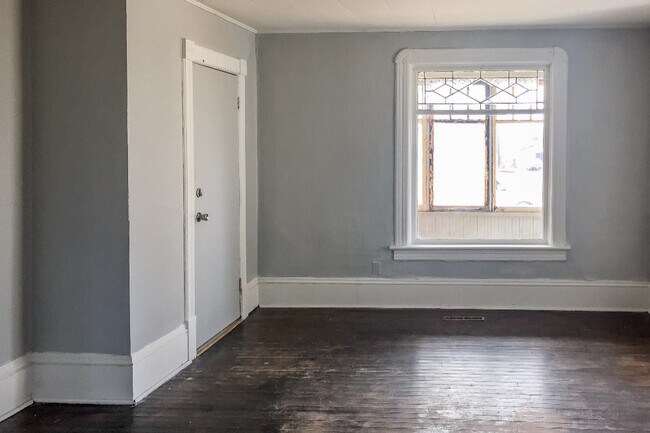 Front room with exterior front door. - 322 Beaser Ave