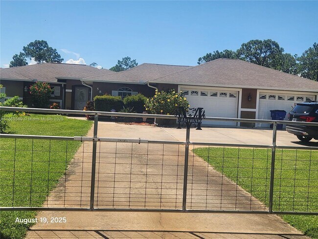 Foto del edificio - 5823 Golden Rd