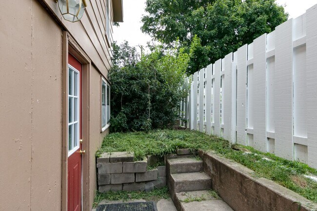 Building Photo - #6 Bedroom House with Awesome Yard Plus Ga...