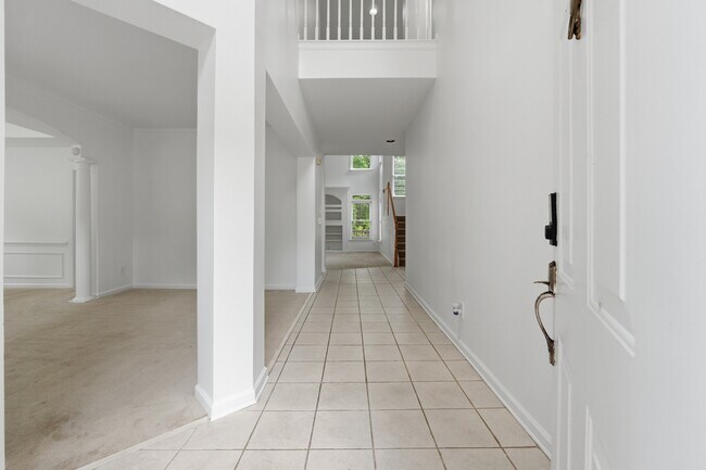Foto del edificio - Spacious Renovated Home on a Quiet Cul-de-Sac Single-family · Professionally managed · Move-in ready