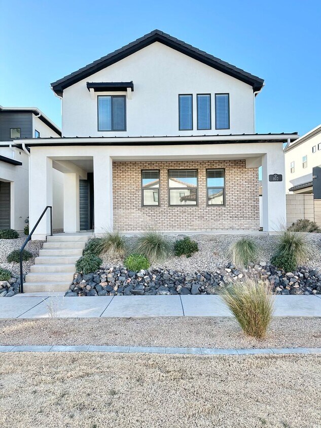 Primary Photo - Desert Color Home!