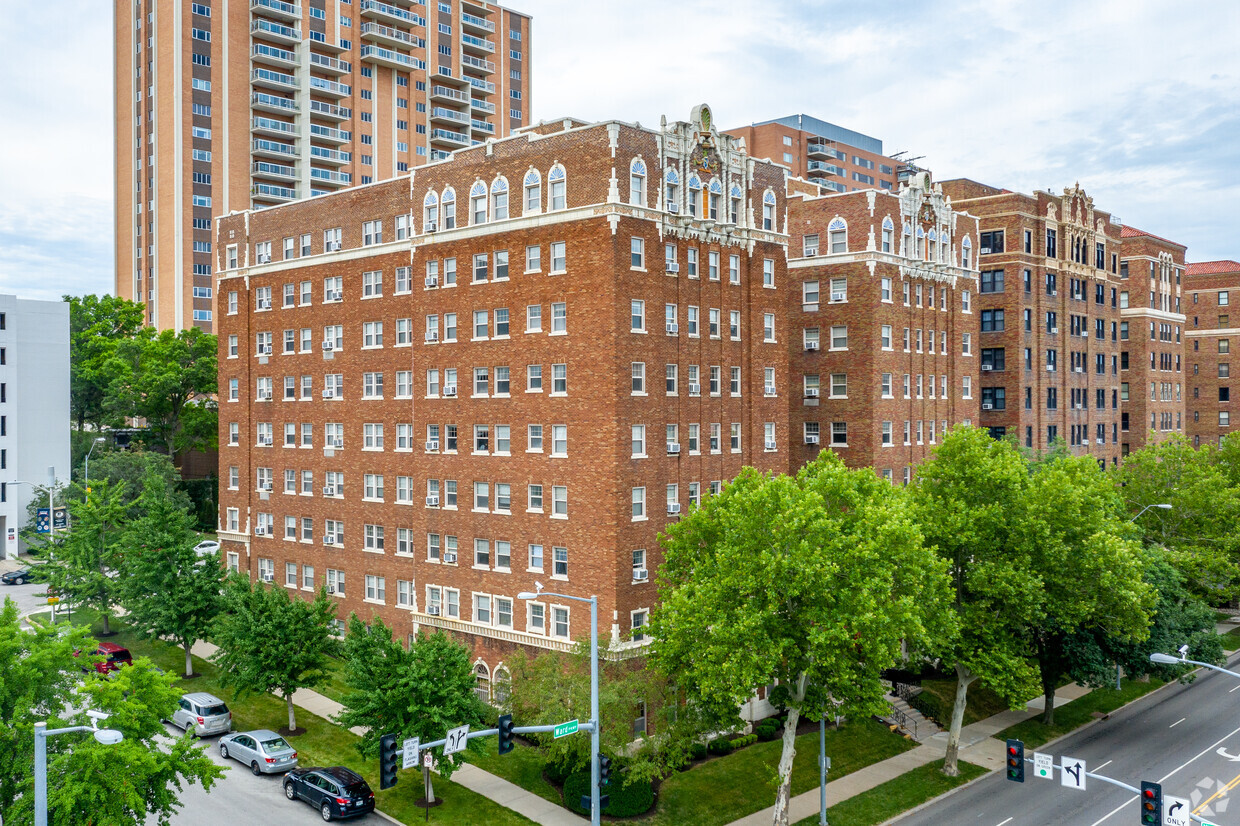 Ubicado a una poca distancia a pie de la Plaza - Casa Loma