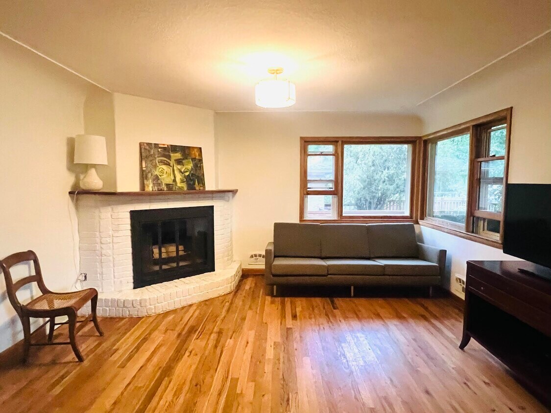 Building Photo - 606 S Longmont Ave