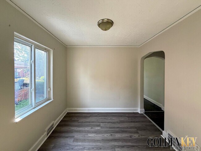 Building Photo - Updated large 3 bed/1.5 bath Westside Home!