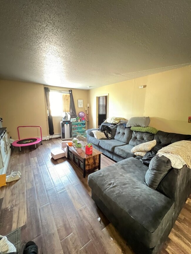 Building Photo - Renovated 2 Bedroom Apartment - AVAILABLE ...