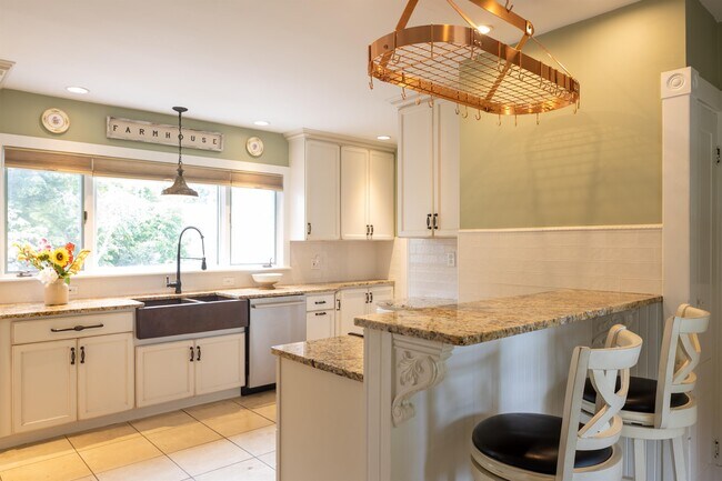 Foto del edificio - 37 Main Rd N