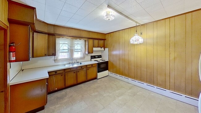 Building Photo - 4 Bedroom Duplex with attached commercial ...