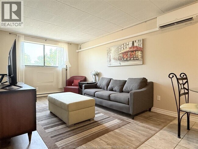 Photo du bâtiment - 360 Tecumseh Rd W