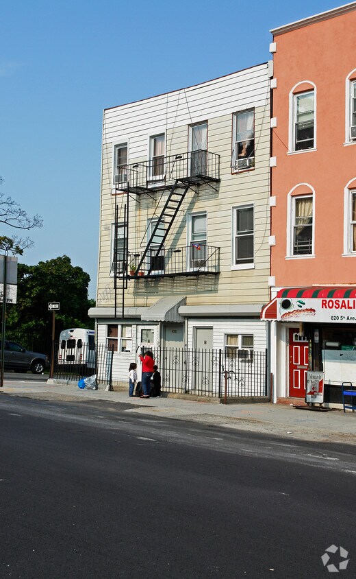 Building Photo - 822 5th Ave