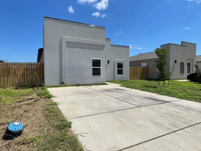 Foto del edificio - 1504 Estudiantes Dr
