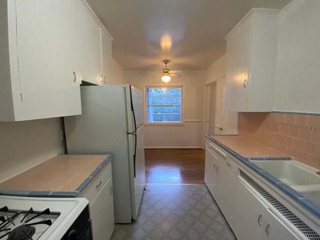 Building Photo - 2475 N Beachwood Dr