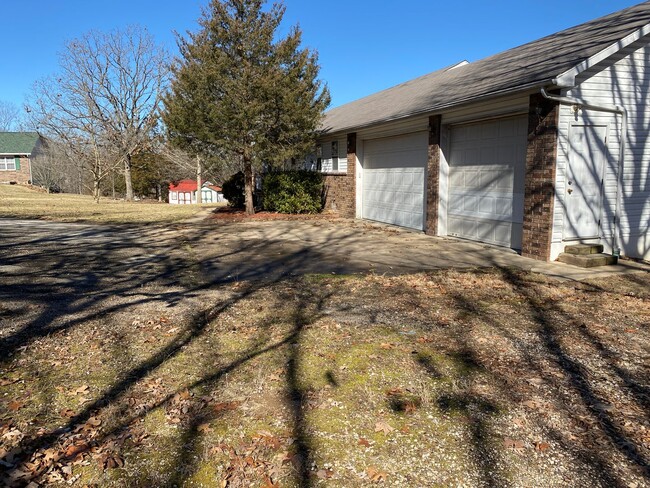 Foto del edificio - Large 4 Bed /  2 Bath Home
