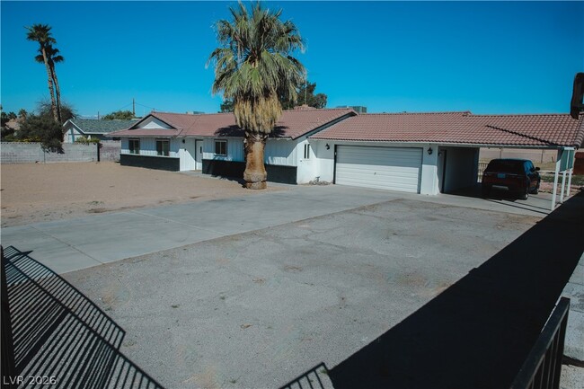 Building Photo - 2580 E Hacienda Ave