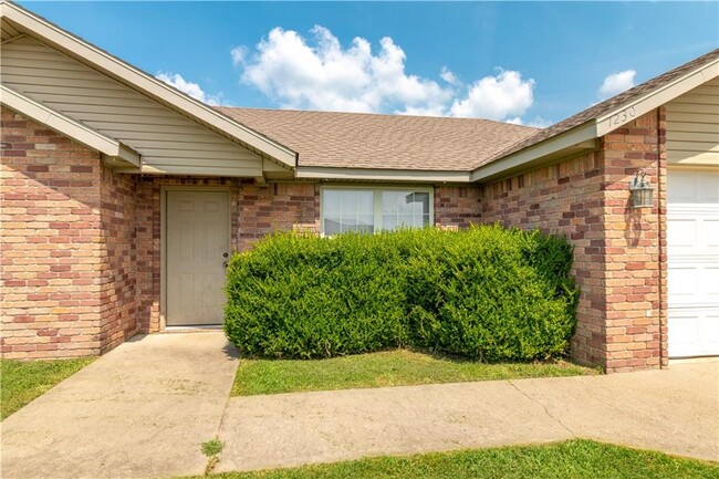 Building Photo - 1230 Bo Ln