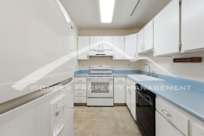 Foto del edificio - Charming Townhouse with Washer/Dryer and 1-Car Garage