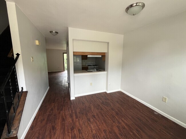 Building Photo - 353 Dersam St