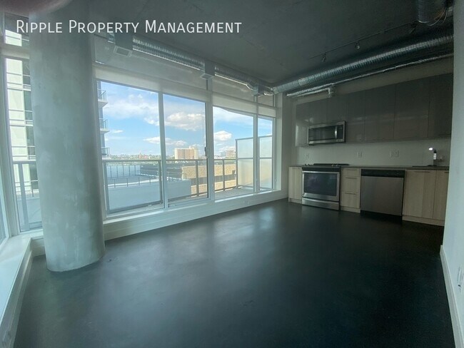 Photo du bâtiment - CORNER UNIT WITH 1 BED+ DEN/1 BATH CONDO IN DOWNTOWN