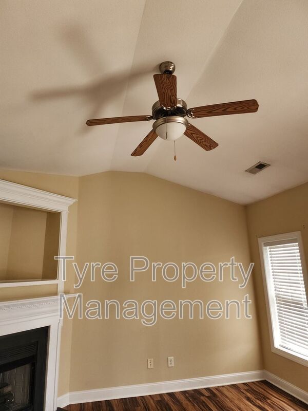 Building Photo - 2215 Brookville Dr