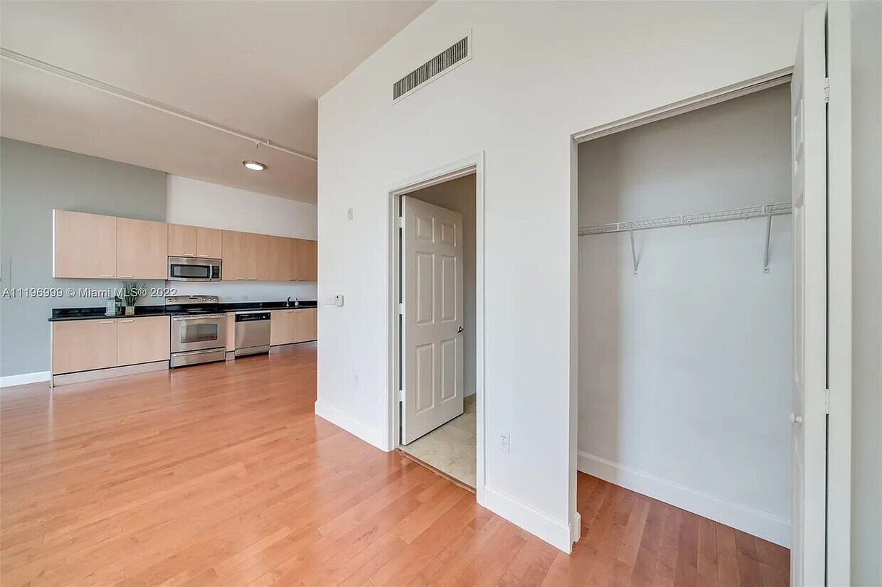 Foto principal - 2100 Van Buren St