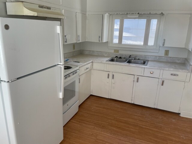 Kitchen - 1040 Balsam St