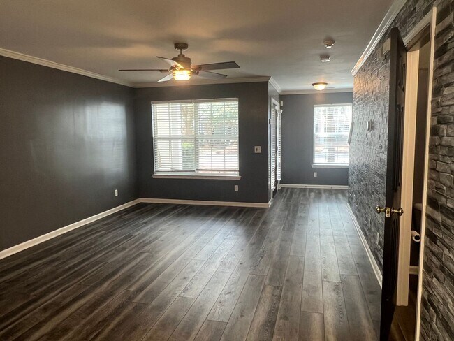 Building Photo - New to Rental Market! Unfurnished 2 BR Tow...