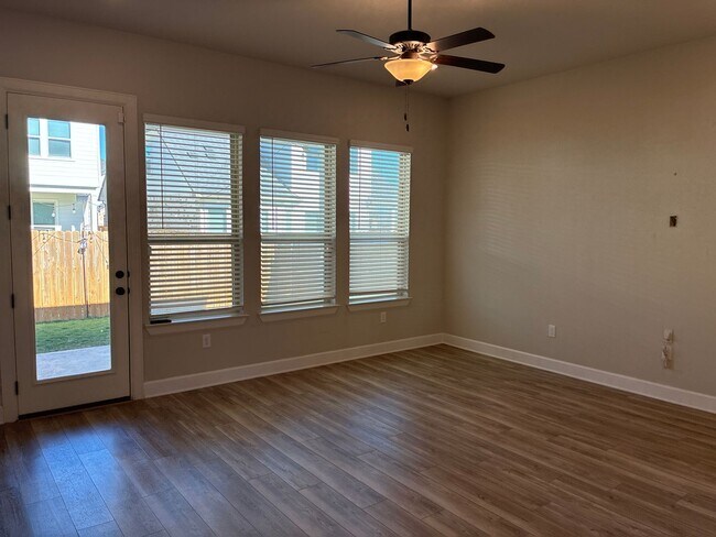 Foto del edificio - Stylish 3BR 2BA Home w/ Community Pool+ Park + Fenced Yard + Covered Patio in South Austin