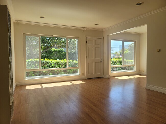Foto del edificio - 2545 Beverley Ave
