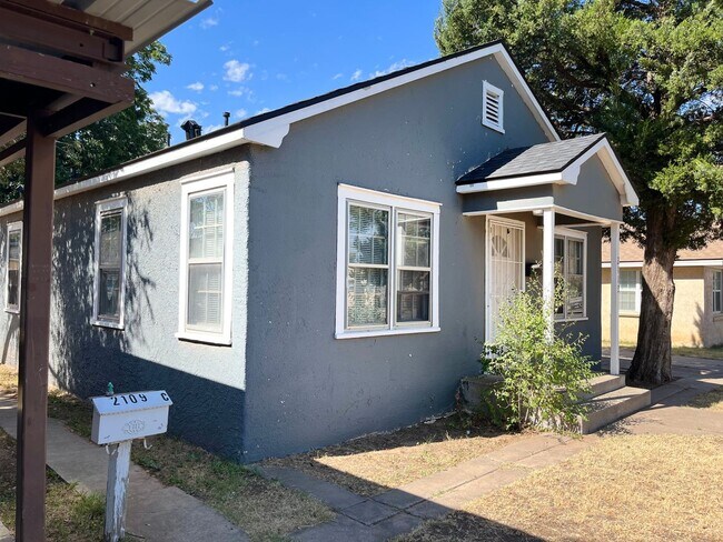 Building Photo - Cute 3 Bed, 3 Bath Pre-Leasing Fall 2024 w...