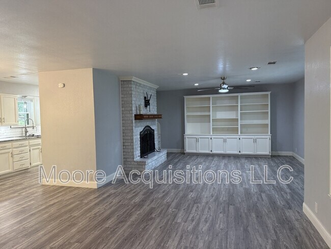 Building Photo - 3601 Oakwood Dr
