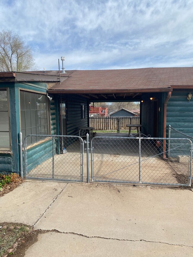 Building Photo - Large corner lot north of town