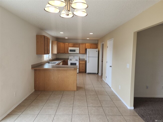 Building Photo - 3 bedroom 2.5 Bath Townhouse with garage i...