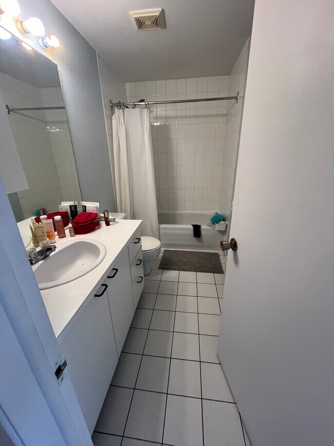 Building Photo - 2166 Av Valois