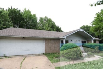 Building Photo - 1348 Medallion Dr