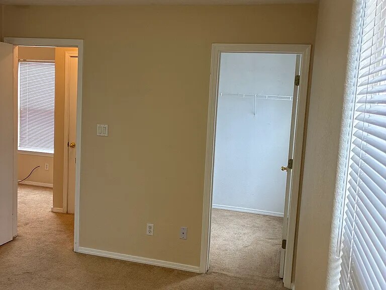 Foto del edificio - 6056 Park Hill Ave NW