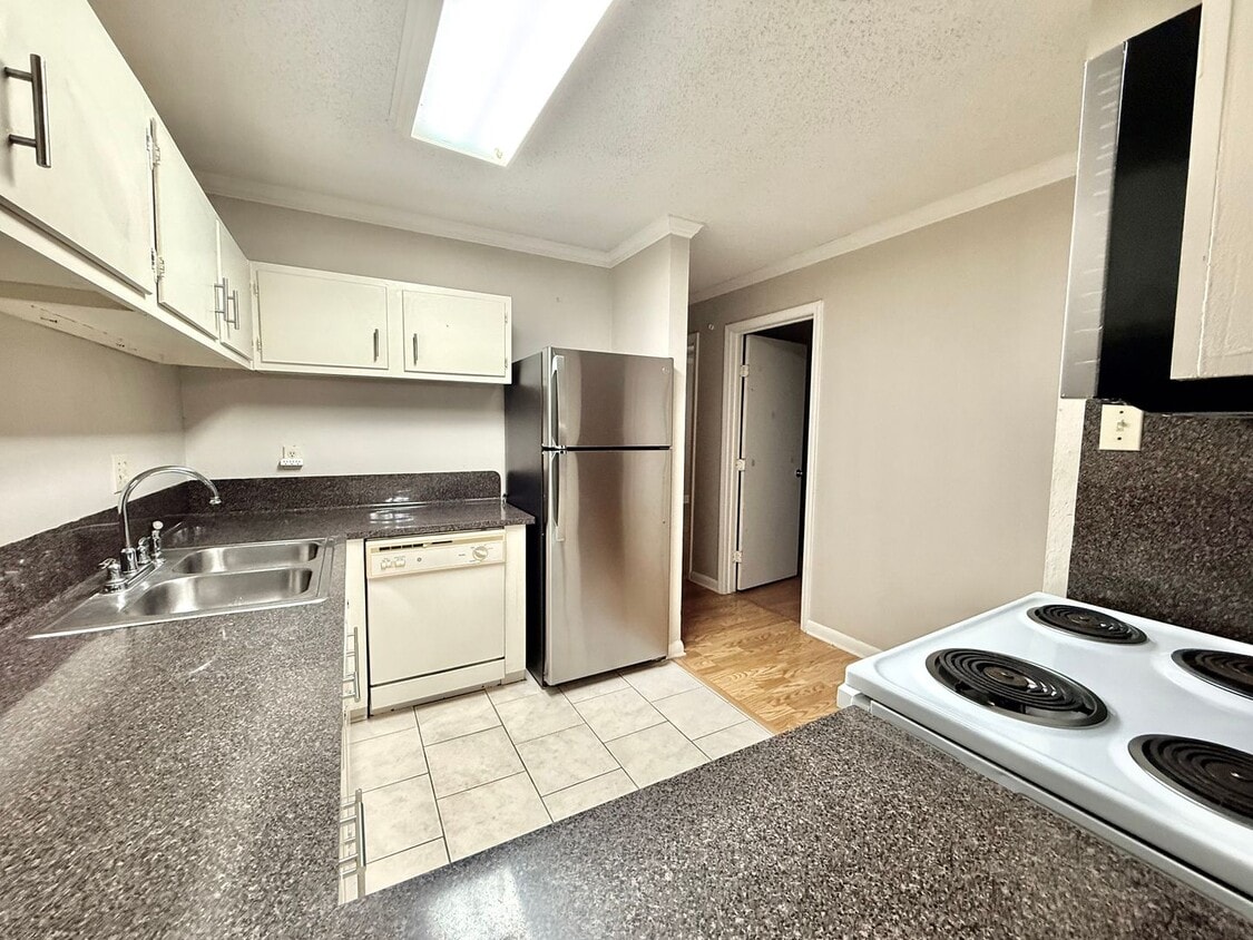 Two Bedroom Home with Spacious Bedrooms - Two Bedroom Home with Spacious Bedrooms