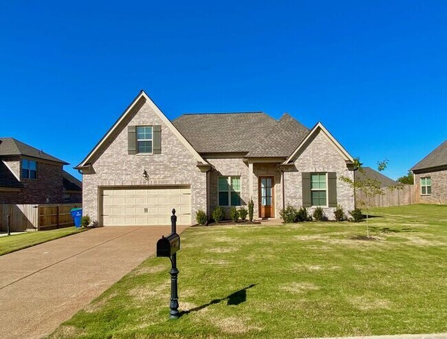 Building Photo - 100 Fairway Hills Dr