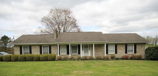 Charming 3-Bedroom Home with Country Feel & Spacious Yard - Charming 3-Bedroom Home with Country Feel & Spacious Yard