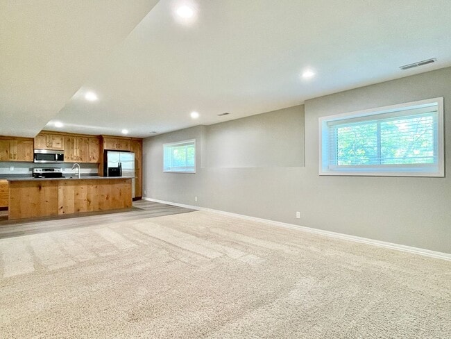 Building Photo - Beautiful Valley Views & Utilities Included!