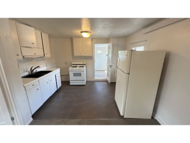 Building Photo - Westside bungalow available for rent